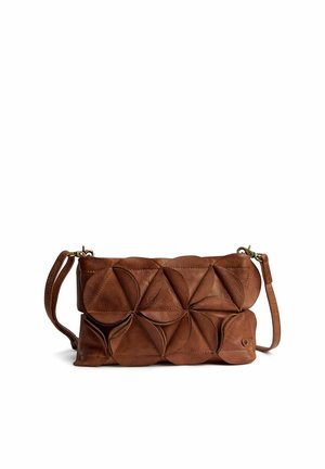 Sac à bandoulière en cuir marron avec des motifs géométriques évoquant des pétales et une longue bandoulière sur fond blanc.