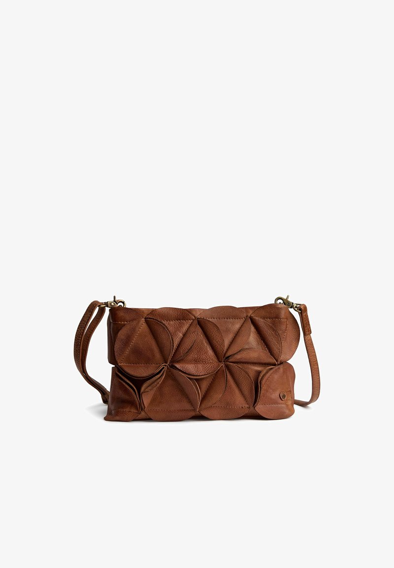 Sac à bandoulière en cuir marron avec des motifs géométriques évoquant des pétales et une longue bandoulière sur fond blanc.