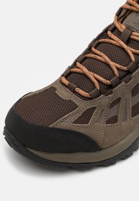 Brąshoe sportowy z cholewką z siateczki i zamszu, kontrastującymi brązowymi sznurowadłami oraz gumową podeszwą z textured grip.