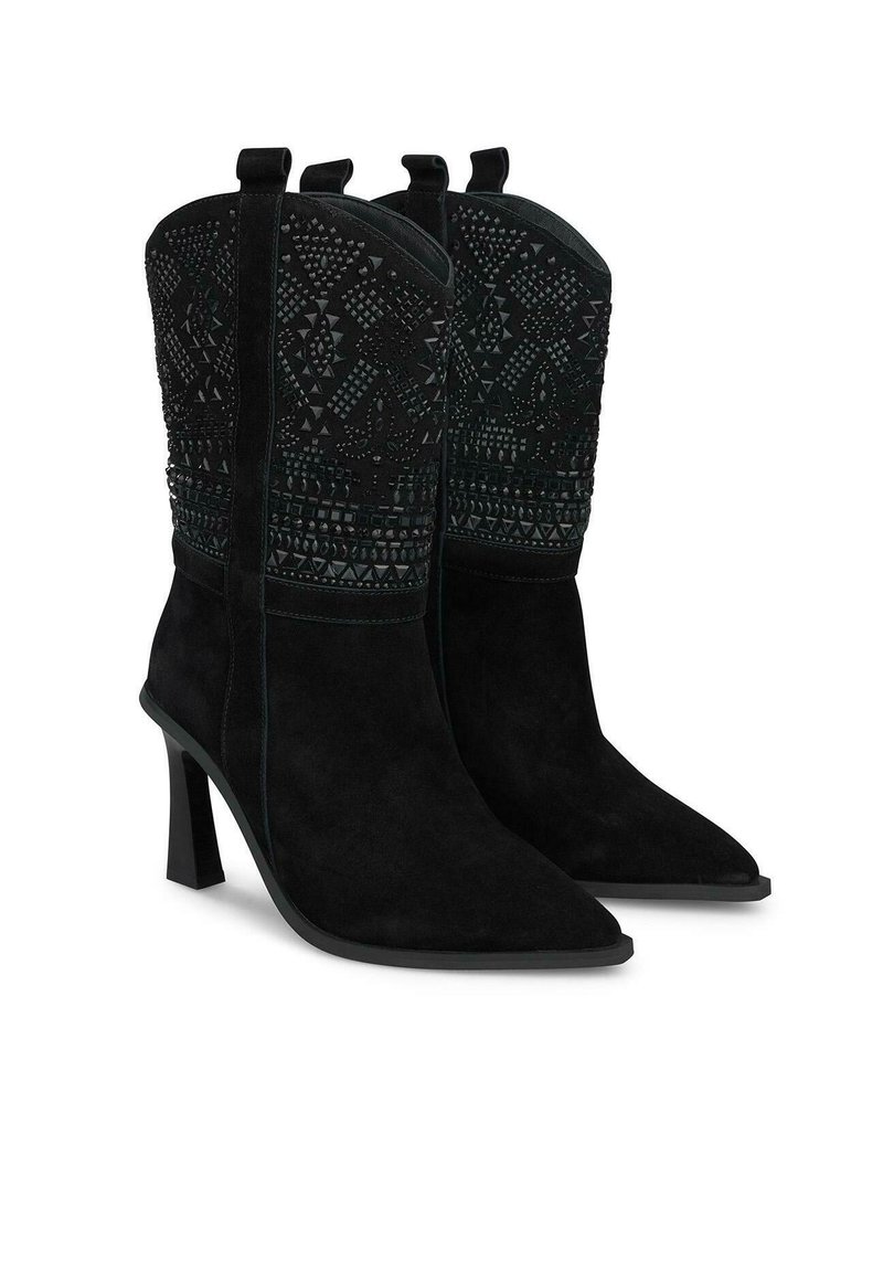 Botas de tacón de ante negro con puntera afilada y parte superior decorativa de patrón que presenta diseños geométricos y dos tiradores.