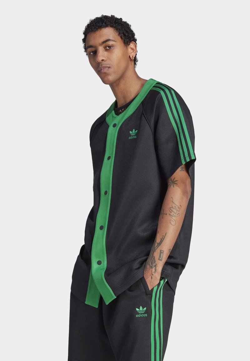 camisa adidas blanca con negro