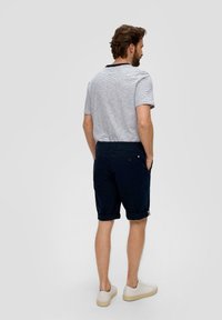 s.Oliver BERMUDA PHOENIX REGULAR FIT  TAILLE MI-HAUTE STRAIGHT LEG - Shorts - navy