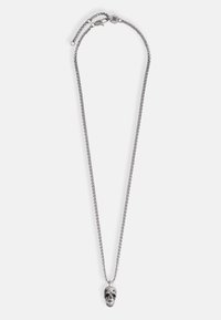 Collana in argento con pendente a forma di teschio lucido, progettata con dettagli intricati e una superficie liscia.