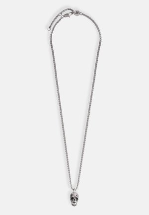 Zilveren ketting met een gepolijste schedelhanger, ontworpen met complexe details en een gladde oppervlakte textuur.
