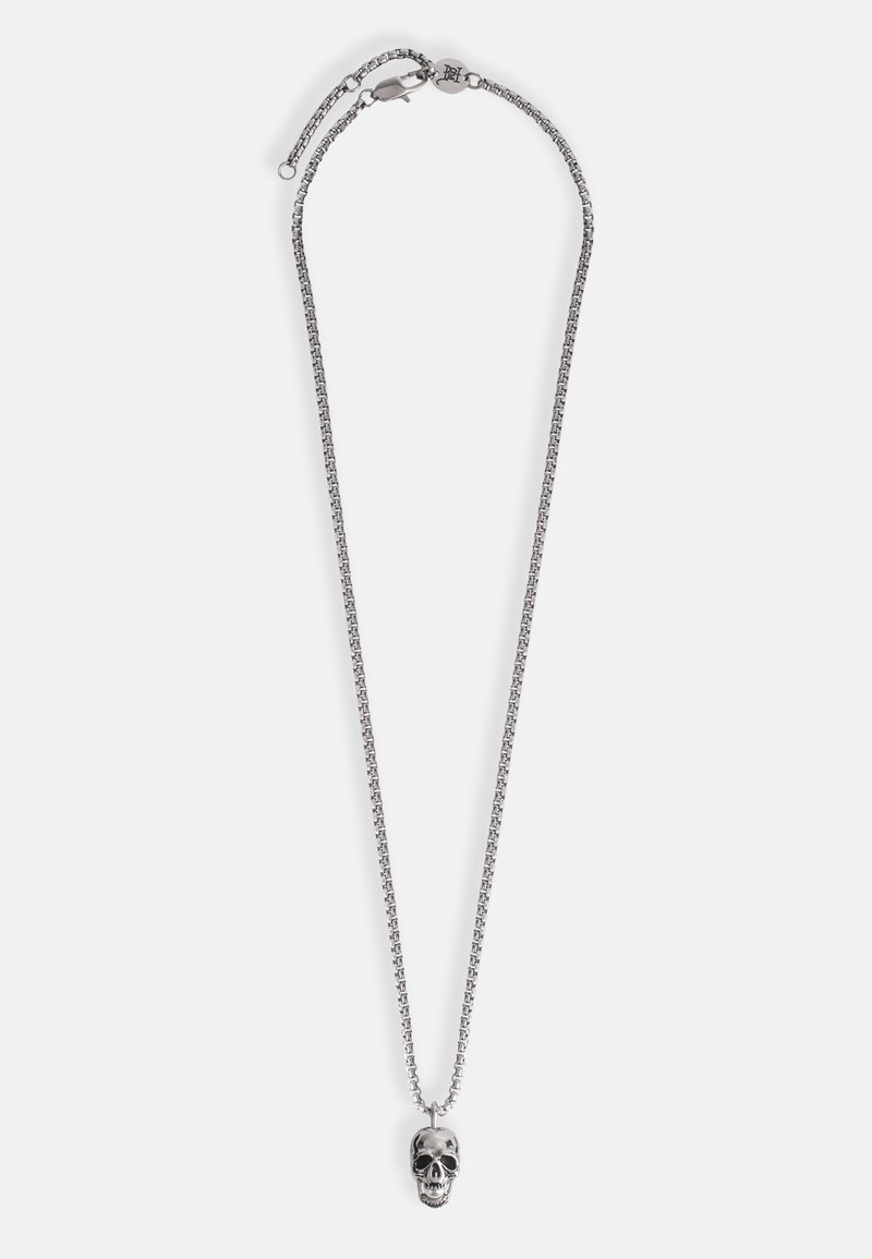 Collana in argento con pendente a forma di teschio lucido, progettata con dettagli intricati e una superficie liscia.