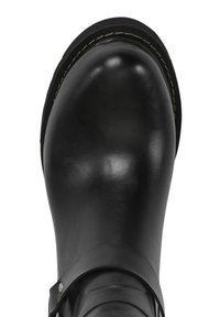 Bota de goma negra con un acabado liso, punta redondeada y suela de goma. Presenta un detalle de correa cerca de la pantorrilla y un borde superior reforzado.