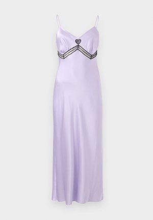 Robe nuisette en satin lavande avec fines bretelles, encolure en V et bordure en dentelle noire avec un détail en forme de cœur sous la poitrine.