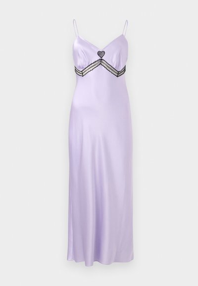 Μωβ σατέν φόρεμα με λεπτές τιράντες, λαιμόκοψη σε σχήμα V και μαύρη δαντέλα με λεπτομέρεια καρδιάς κάτω από το στήθος.