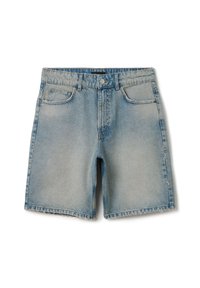 Pantalones cortos de denim en azul claro, con un corte recto clásico, cinco bolsillos, cierre de botón y acabado desgastado con acentos sutiles de desgaste.