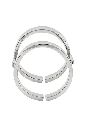 Srebrna bransoleta podwójna ze stali nierdzewnej o gładkich, zaokrąglonych krawędziach i otwartych końcach, podkreślająca minimalistyczny design i eleganckie wykończenie.