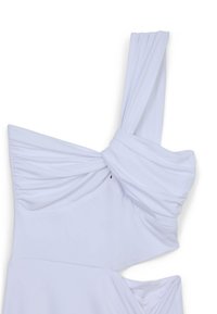 Robe blanche à une épaule avec des détails froncés, un nœud torsadé à l'épaule et un corsage ajusté. Texture de tissu lisse et design minimaliste.