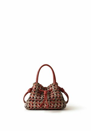 Gewebte Handtasche mit roten Lederriemen und Knoten, mit strukturiertem, zweifarbigem Schachbrettmuster und Kordelzugverschluss.