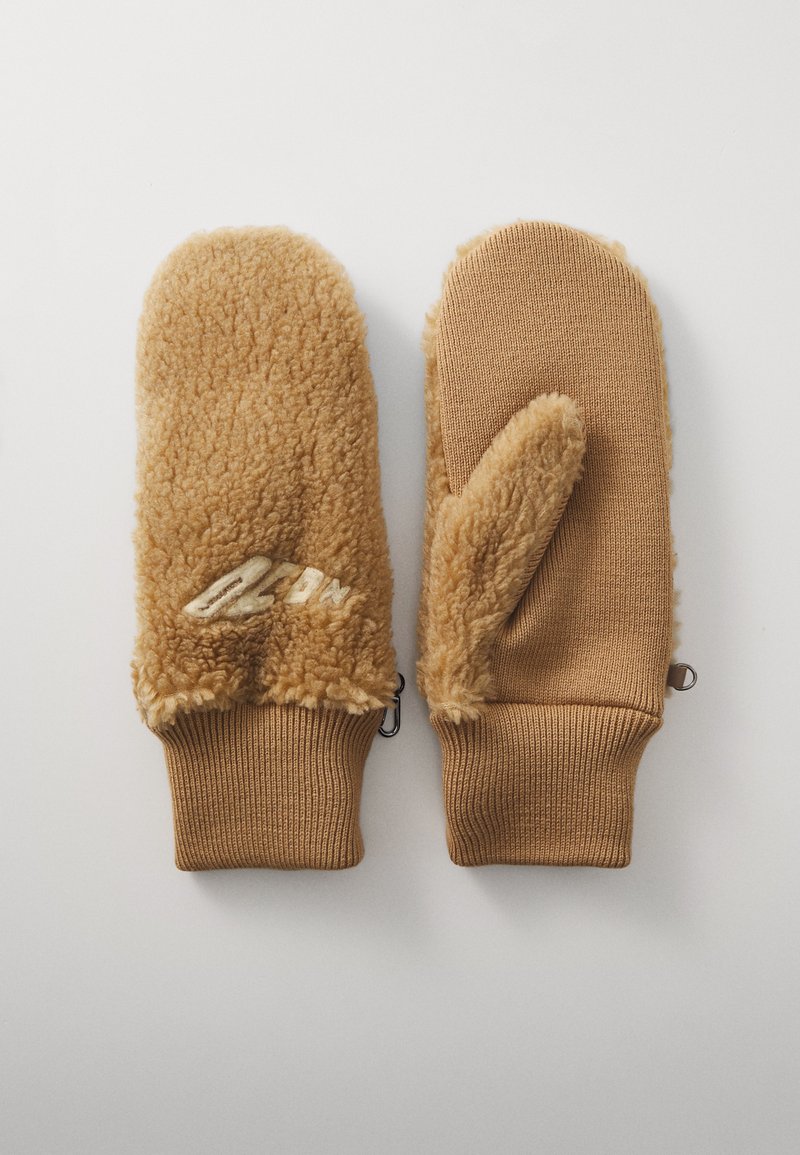 Gants marron en matériau doux et duveteux avec un poignet côtelé. Un gant présente une boucle pour l'attachement. Logo distinctif sur un gant.