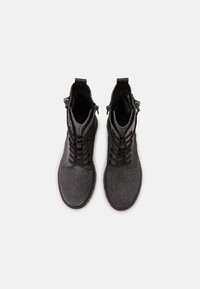Czarne botki za kostkę z teksturowaną cholewką, okrągłym noskiem, przodem zapinanym na sznurowadła oraz kontrastowym zamkiem błyskawicznym, z wyściełanym wnętrzem.