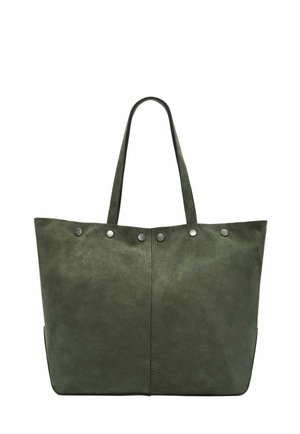 Sac cabas en daim vert olive avec deux longues anses et six rivets argentés le long du bord supérieur.