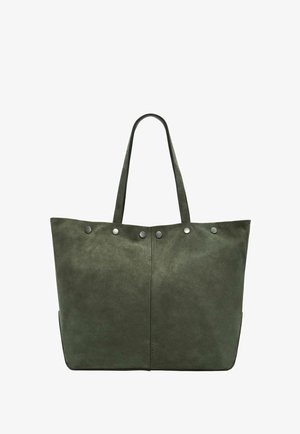 Sac cabas en daim vert olive avec deux longues anses et six rivets argentés le long du bord supérieur.