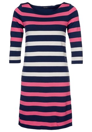 Abito a righe navy, rosa e bianco con maniche a tre quarti, scollo rotondo e tessuto morbido e elastico; lunghezza al ginocchio.