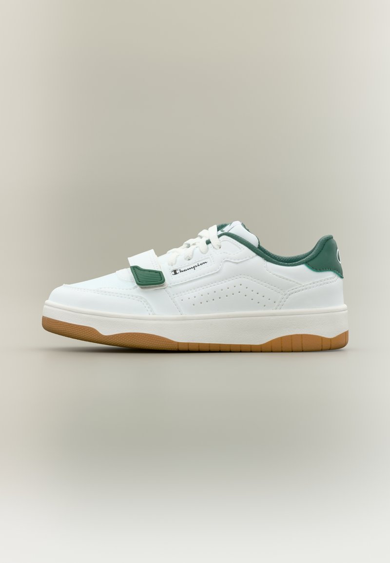 Λευκό αθλητικό παπούτσι με πράσινες λεπτομέρειες, από δέρμα και συνθετικό υλικό, με δέσιμο κορδονιών και Velcro, πλευρές με τρύπες και εξωτερική σόλα από καουτσούκ καφέ χρώματος.