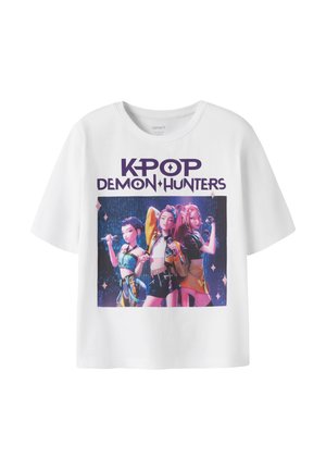 Hvid kortærmet skjorte med farverig grafik af tre animerede kvindelige figurer og teksten "KPOP DEMON HUNTERS" over dem.