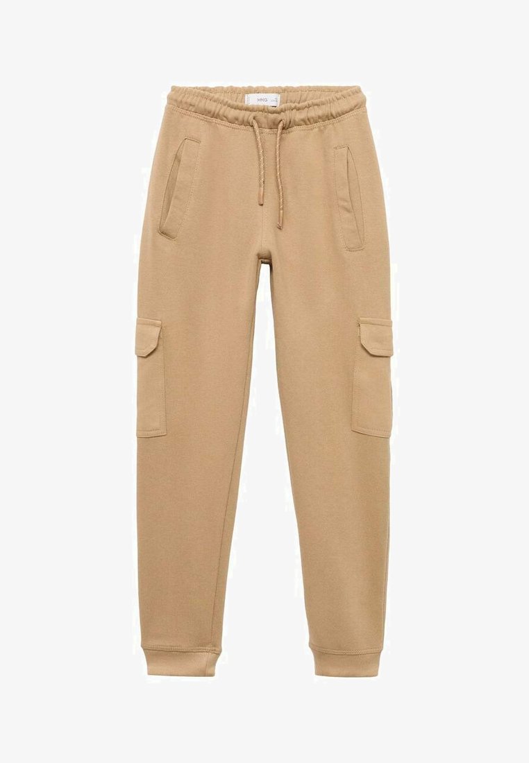 Kratke cargo hlače v bež barvi z elastičnim pasom, vrvico, stranskimi žepi s poklopcem in sprednjimi naklonjenimi žepi.
