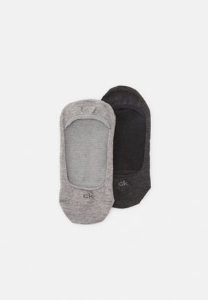 Calvin Klein no-show čarape; jedna siva, jedna tamno siva. Mekani materijal, nisko rezanje, glatka tekstura, s logotipom brenda na strani svijetlosive čarape.