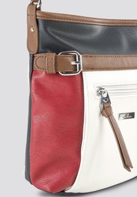 Torebka na ramię z panelami skórzanymi w kolorach czerwonym, czarnym i białym, brązowym paskiem z srebrną klamrą oraz przednią kieszenią na zamek błyskawiczny z brązowym uchwytem.