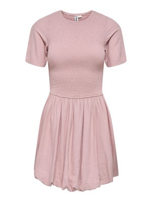 Robe courte rose avec un corsage froncé, un col rond, des manches courtes et une jupe froncée avec un ourlet bouffant.