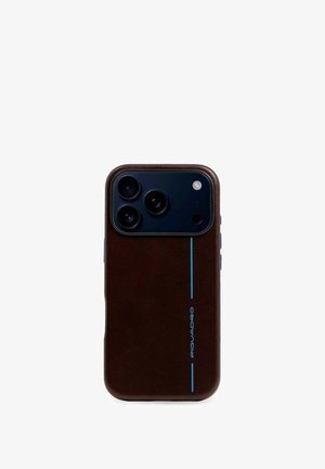 Funda para teléfono de cuero marrón con línea de acento azul, diseñada para una configuración de tres cámaras, con superficie texturizada y recortes para botones laterales.