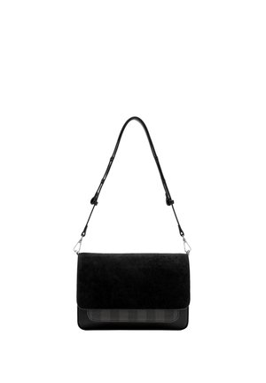 Czarna torebka o miękkiej, zamszowej fakturze z gładkimi skórzanymi dodatkami. Posiada usztywniony kształt, regulowany pasek i klapkę zamykającą.