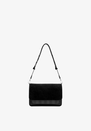 Czarna torebka o miękkiej, zamszowej fakturze z gładkimi skórzanymi dodatkami. Posiada usztywniony kształt, regulowany pasek i klapkę zamykającą.
