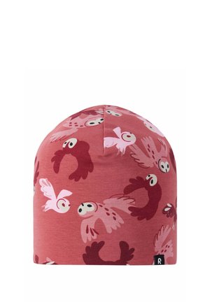 Różowo-czerwony beanie z wzorem stylizowanych sów w różnych pozach lotu na jednolitym białym tle.