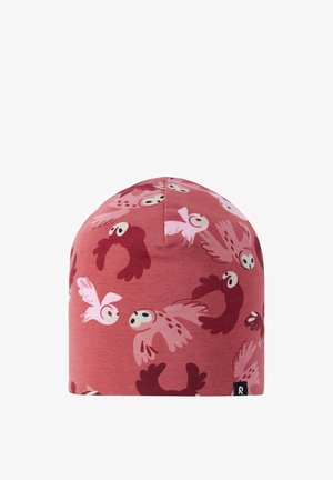 Różowo-czerwony beanie z wzorem stylizowanych sów w różnych pozach lotu na jednolitym białym tle.