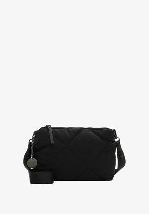 Bolso negro acolchado hecho de nailon con cierre de cremallera, correa de hombro desmontable y un acento de hardware plateado con una etiqueta.
