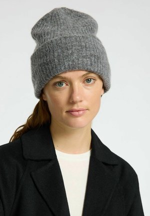 Gorro de punto gris hecho de lana suave, con textura acanalada, diseño holgado y parte superior ligeramente puntiaguda. Estilo minimalista.