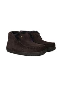 Donkerbruin suède slippers met nep bontvoering, gestikte details langs de randen en rubberen zolen voor grip. Rond vorm, zonder versieringen.