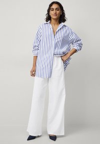 Ellos Collection MAH - Camicia - weiß blau gestreift
