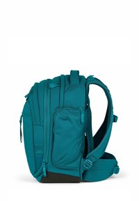 Zaino turchese con design strutturato, numerosi scomparti con zip, schienale e spallacci imbottiti, e una texture in rete per la traspirabilità.