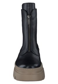 Botine negre din piele, cu vârful rotunjit, fermoar frontal și talpă chunky de culoare bej. Prezintă piele texturată și detalii minime de cusut.