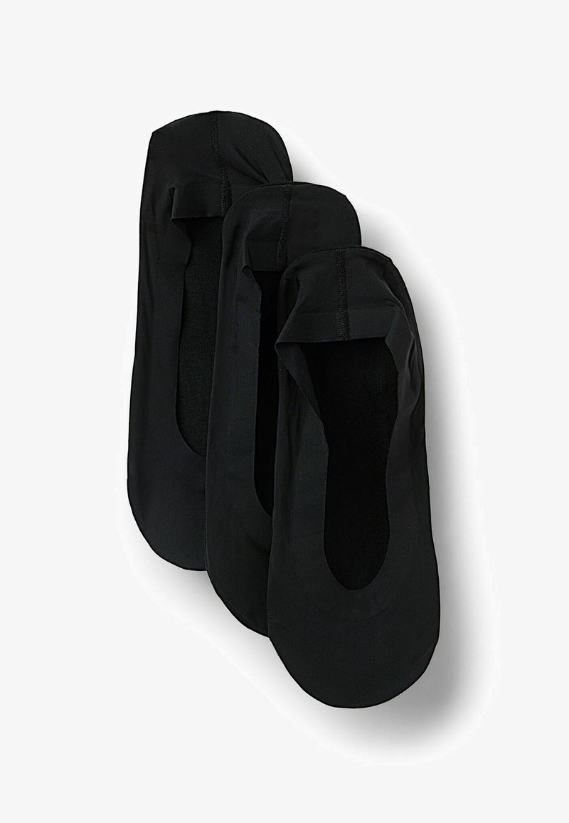 Bailarinas negras de tela suave, con punta redondeada, diseño bajo y bordes elásticos para un ajuste ceñido. Tres pares apilados.