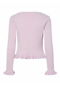 Svetlofialový rebrovaný pletený sveter s dlhými rukávmi a volánikovými manžetami a lemom, zobrazený zozadu.