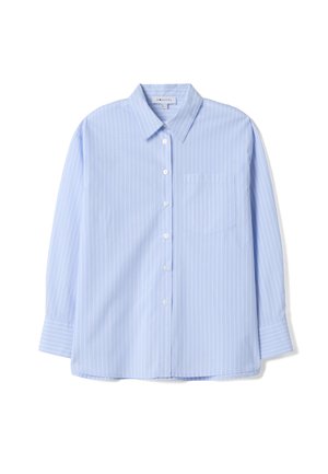 Camisa azul claro de manga larga con botones, rayas verticales blancas y un bolsillo en el pecho, extendida sobre un fondo blanco.