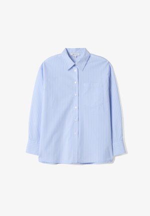 Camisa azul claro de manga larga con botones, rayas verticales blancas y un bolsillo en el pecho, extendida sobre un fondo blanco.