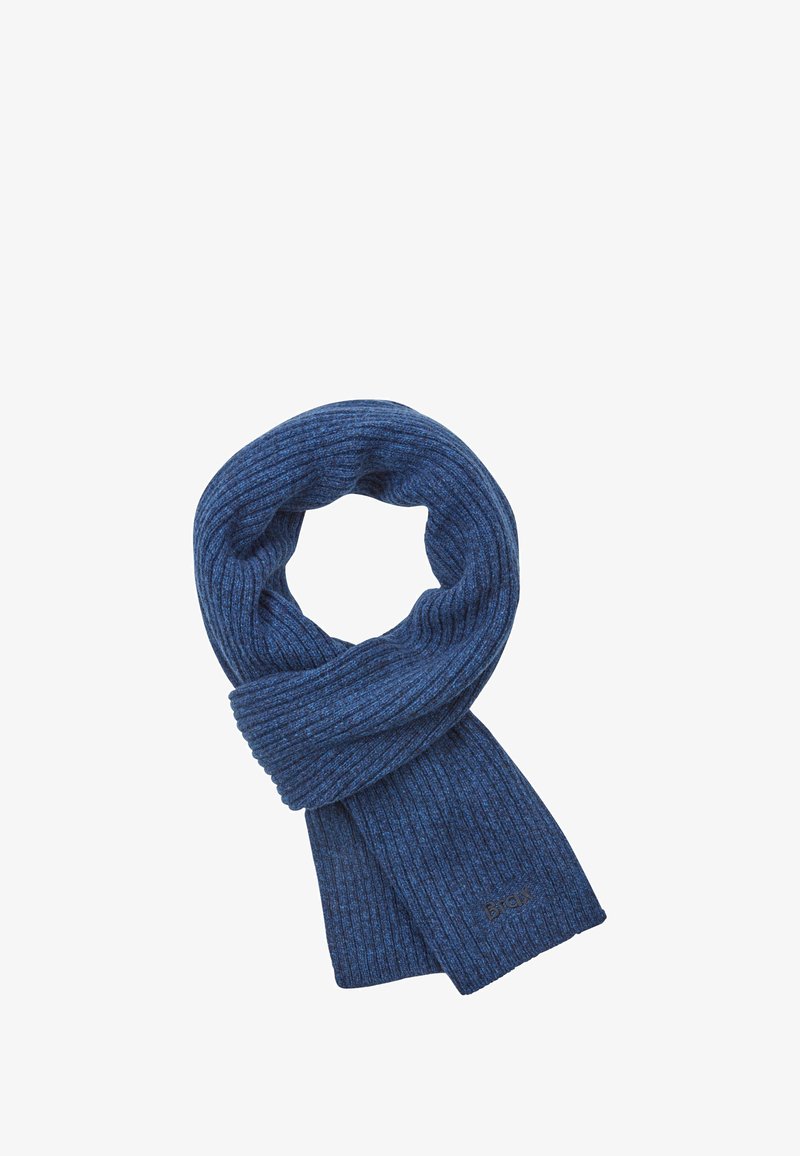 Blauwe geribde sjaal met een zachte textuur, die een geloope ontwerp toont en een subtiele logodetail aan het uiteinde heeft.
