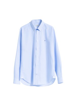 Camisa de botones de color azul claro hecha de una tela suave. Presenta un cuello clásico, mangas largas y un pequeño logo en el pecho. El dobladillo es redondeado.