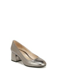 Metallisch grijze leren pump met een ronde neus, lage blokhak en een zachte textuur. Het interieur heeft een gevoerd voetbed voor comfort.