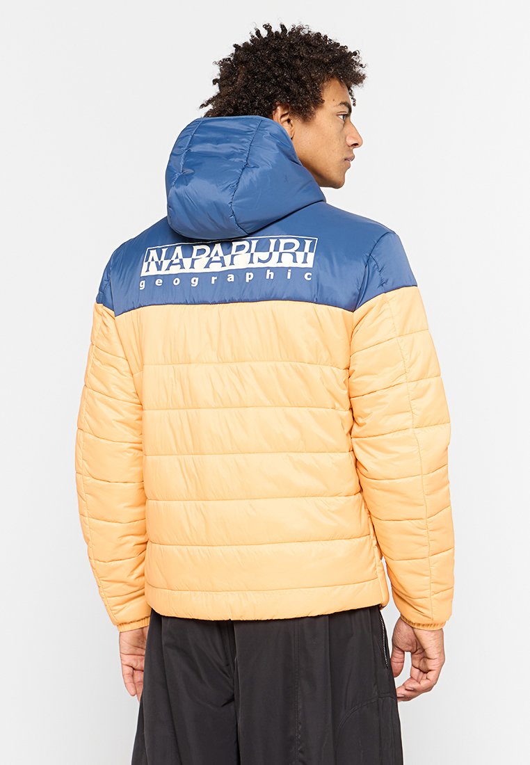 Giacca imbottita con cappuccio blu e parte superiore, e pannelli inferiori arancioni. Logo testuale sul retro, design trapuntato rettangolare e texture lucida.