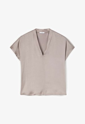 Beige blouse met korte mouwen, V-hals en een losse pasvorm, gemaakt van lichtgewicht stof, plat liggend op een witte achtergrond.