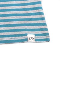 Stribet bomulds T-shirt i teal og grå, med et firkantet mærke med krydsede utensilier. Blød tekstur, afslappet design.