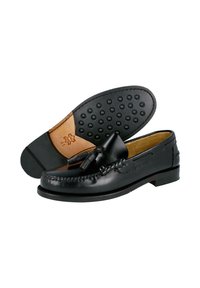 Mocasines de cuero negro con una parte superior texturizada, detalle decorativo de nudo y suela de goma con tachuelas redondeadas para mayor agarre.