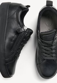 Baskets en cuir noir avec fermeture à lacets et à zip. Présentent un dessus lisse, un col rembourré et une semelle texturée pour une meilleure adhérence. Taille 38.